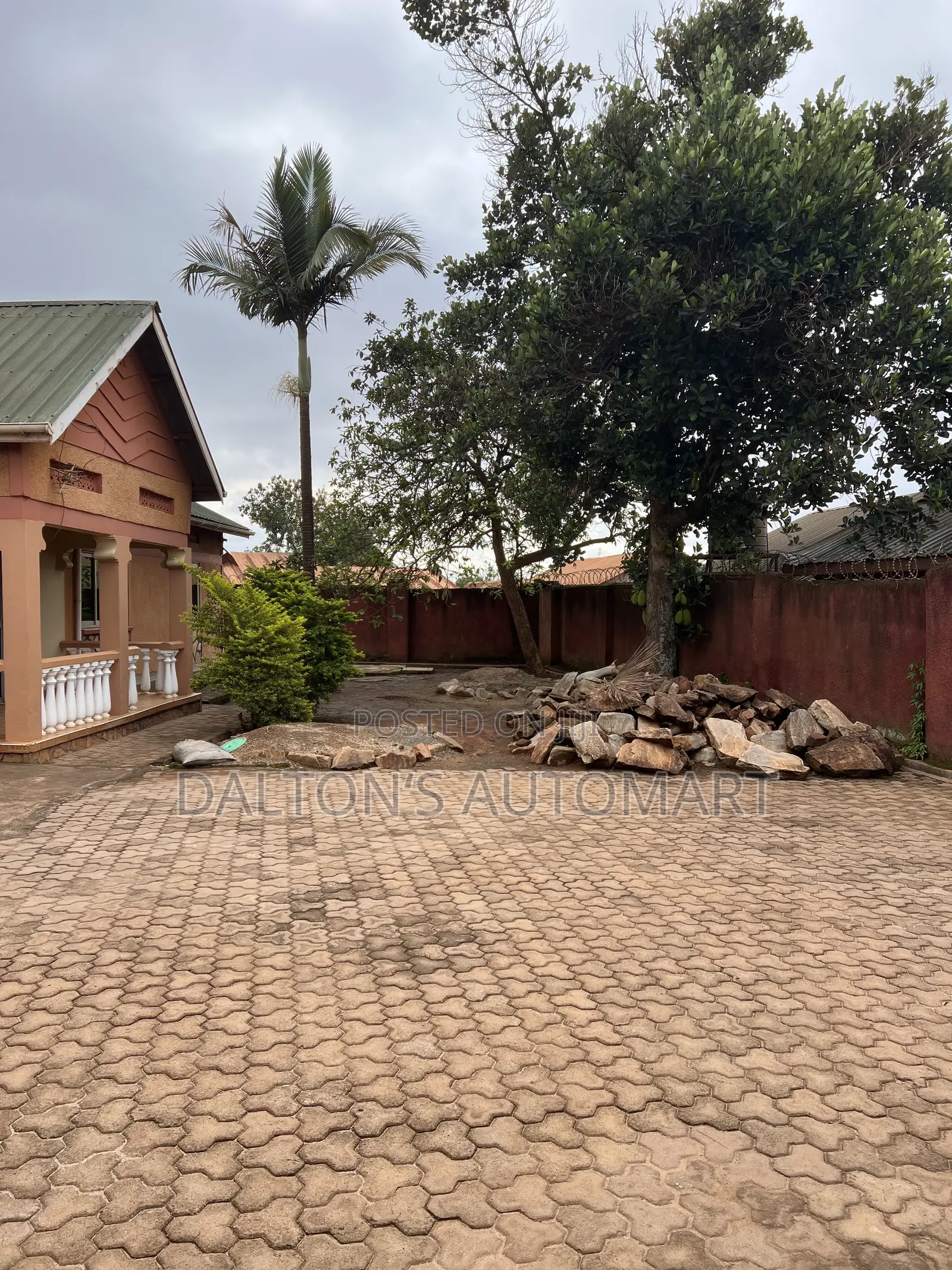 3bdrm Bungalow in Bweyogerere Central, Kira for sale