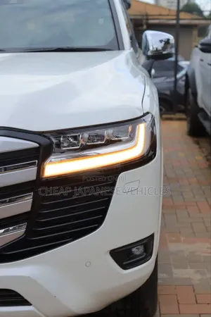 Toyota Land Cruiser LC300 2024 White