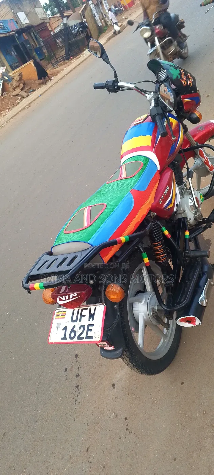 Bajaj Boxer 125 2023 Red