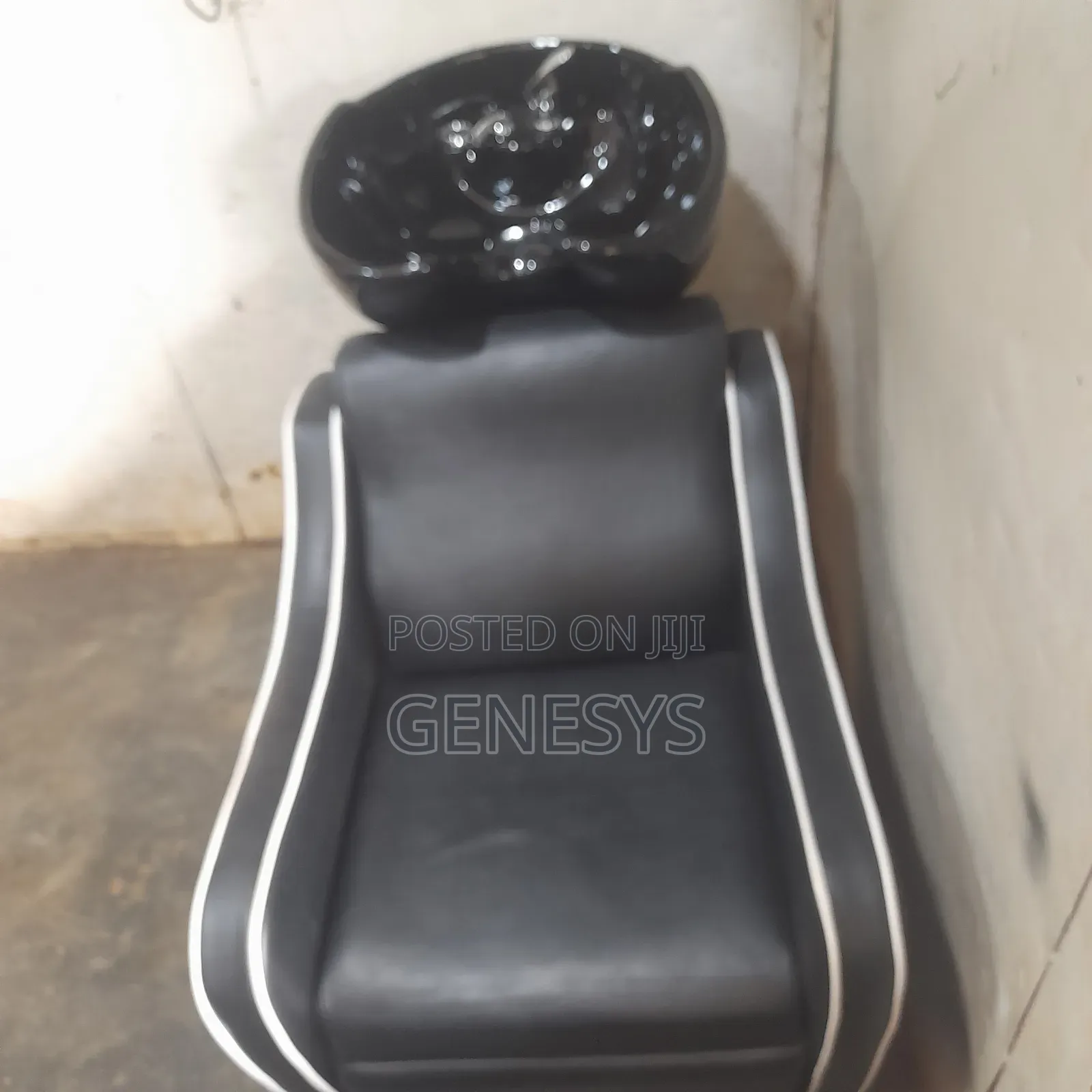 Saloon Leather Sink