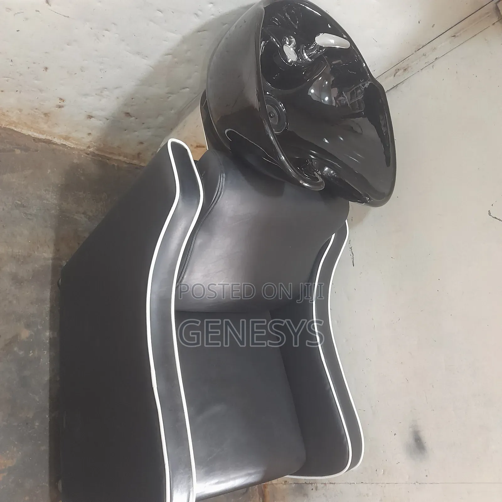 Saloon Leather Sink