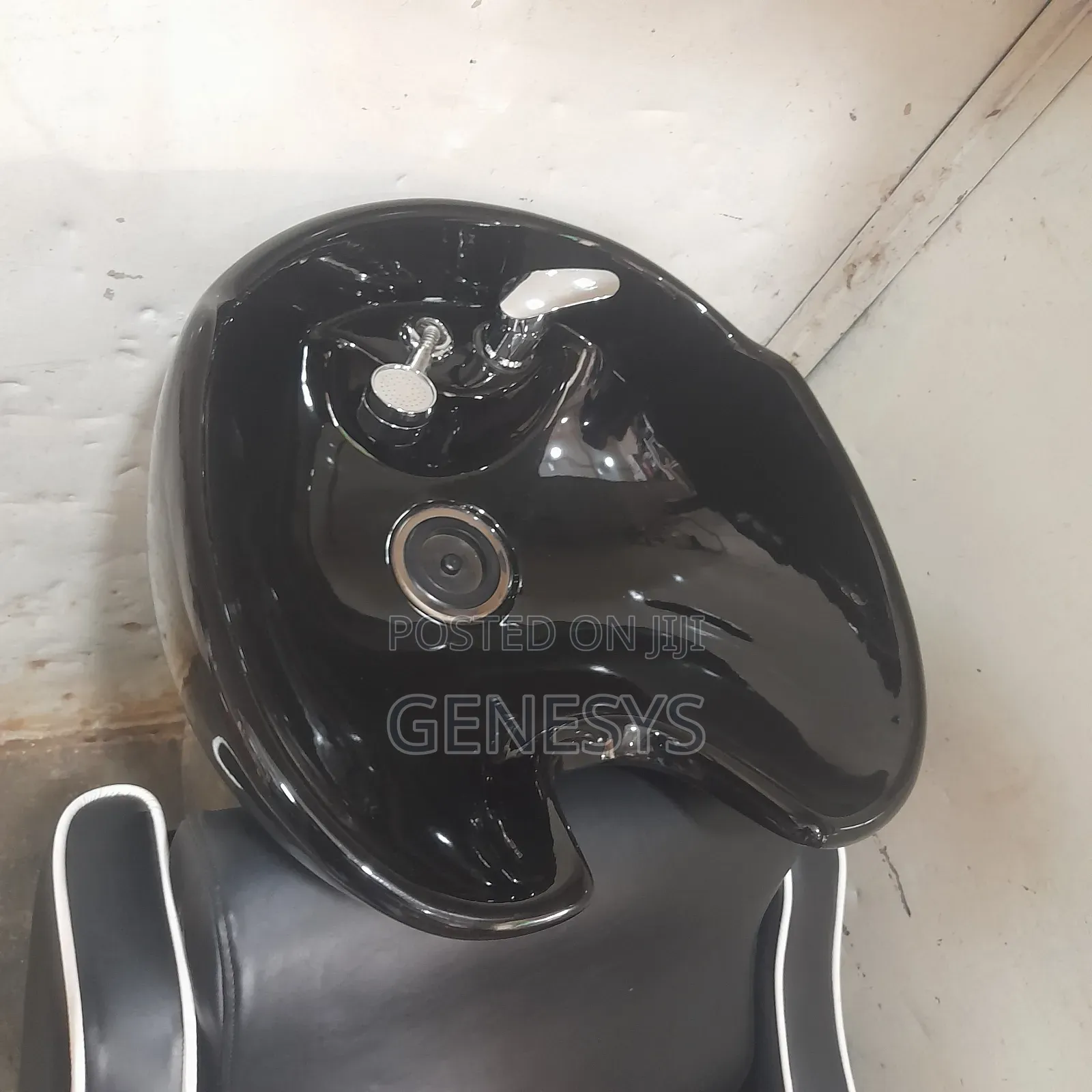 Saloon Leather Sink