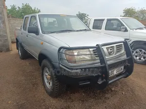 Nissan Navara 2000 Gray