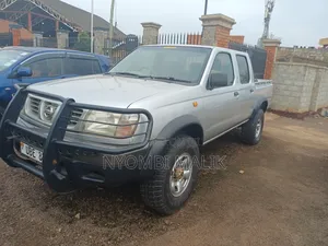 Nissan Navara 2000 Gray