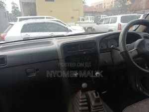 Nissan Navara 2000 Gray