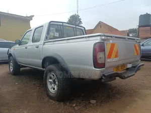 Nissan Navara 2000 Gray