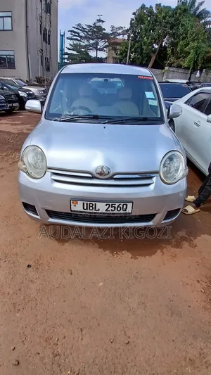 Toyota Sienta 2009 Silver