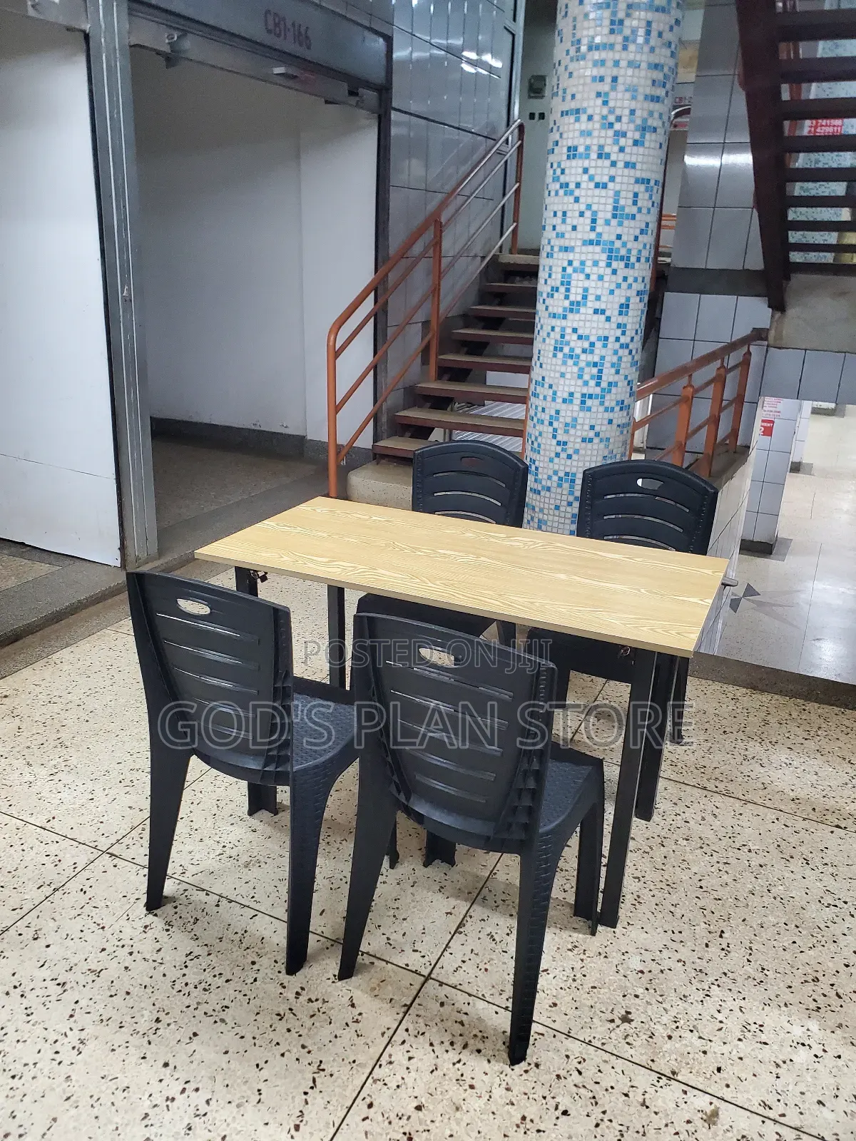 Stackable Table and Plastic Chairs Set for Gardens and Hotel