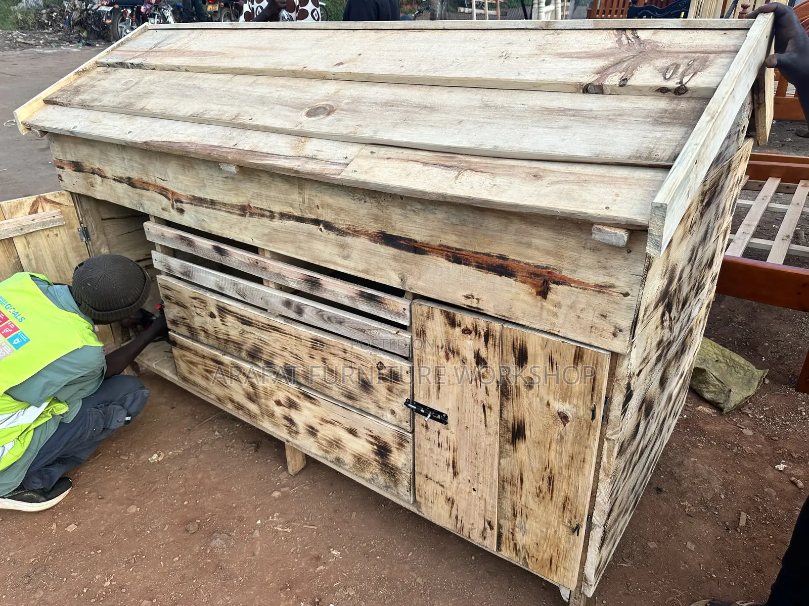Pallet Double Dog Kennel