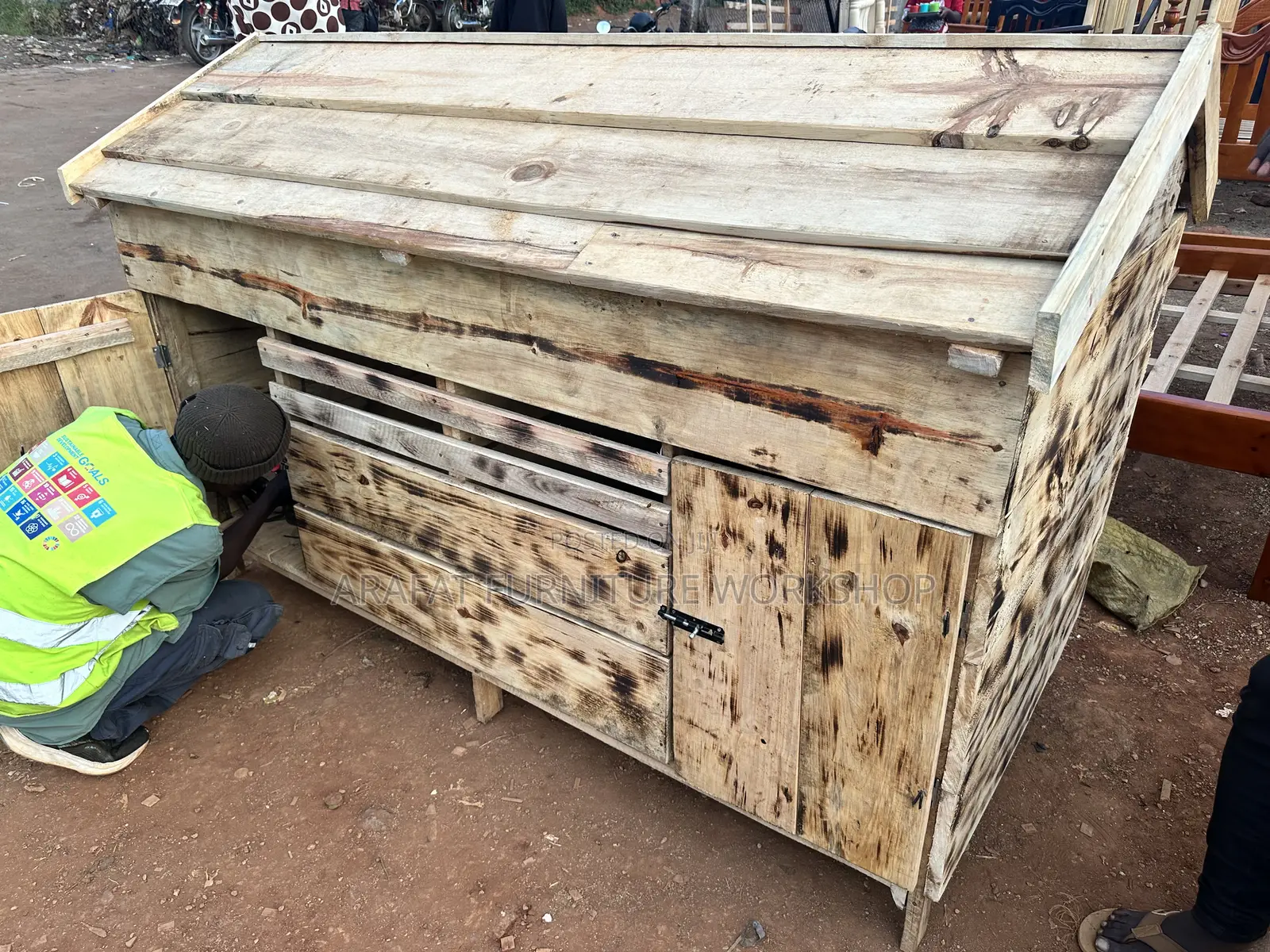 Pallet Double Dog Kennel