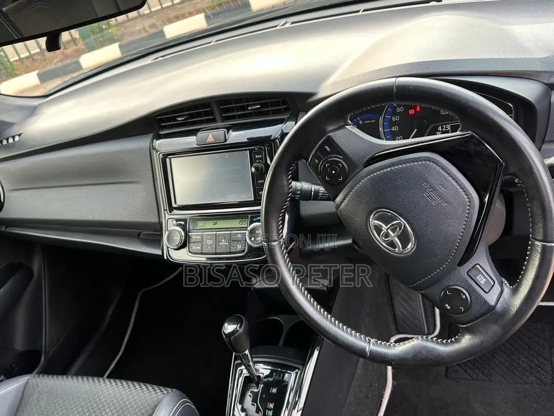 Toyota Corolla Fielder 1.5 Hybrid FWD 2016 Black