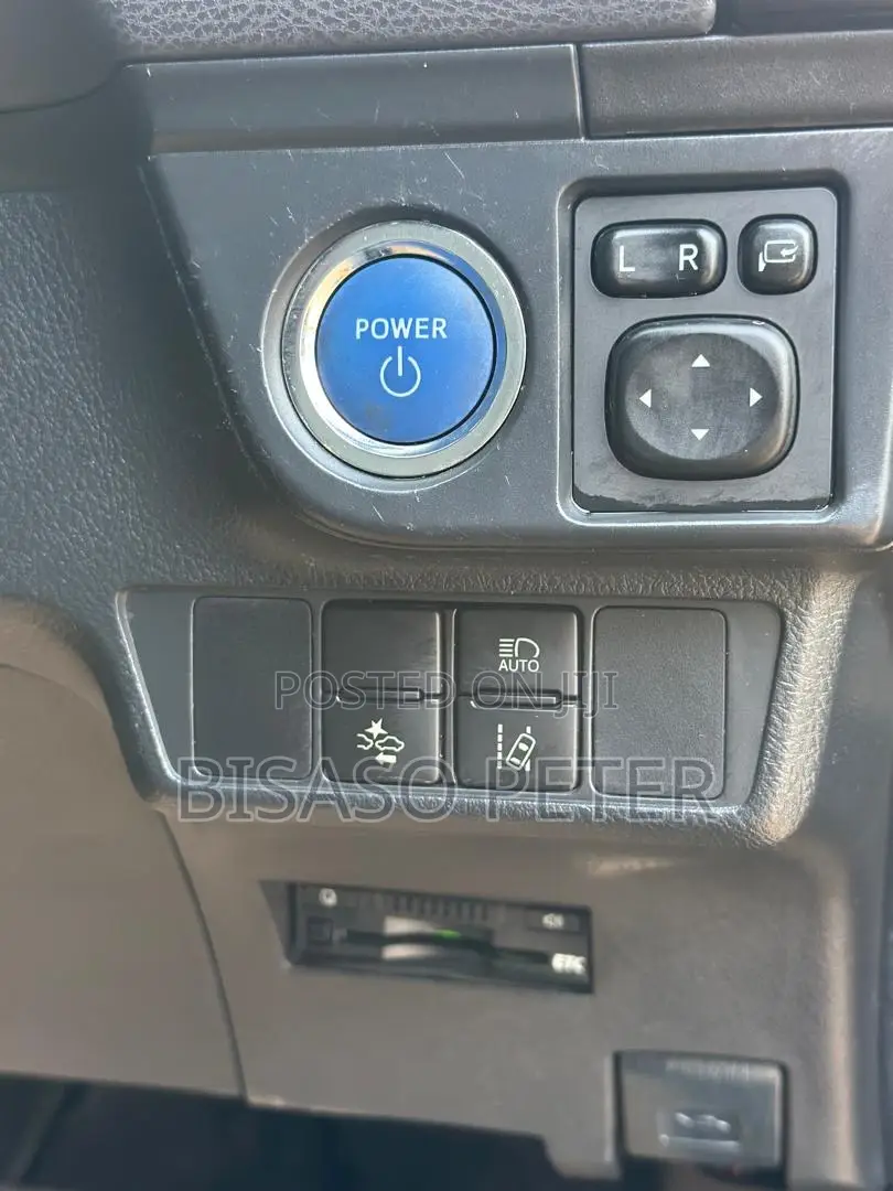 Toyota Corolla Fielder 1.5 Hybrid FWD 2016 Black