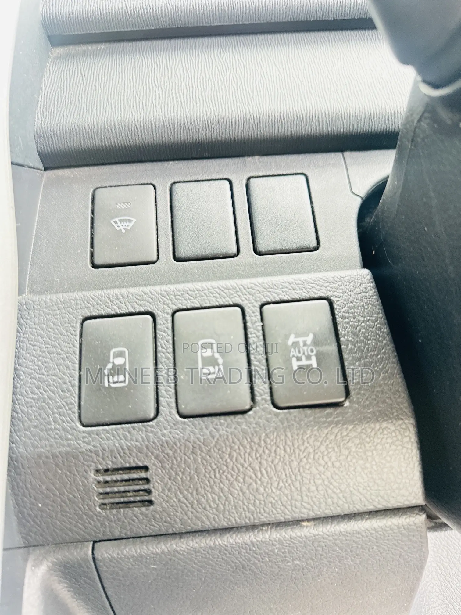 Toyota Noah 2.0 143hp AWD (7 Seater) 2011 Gray