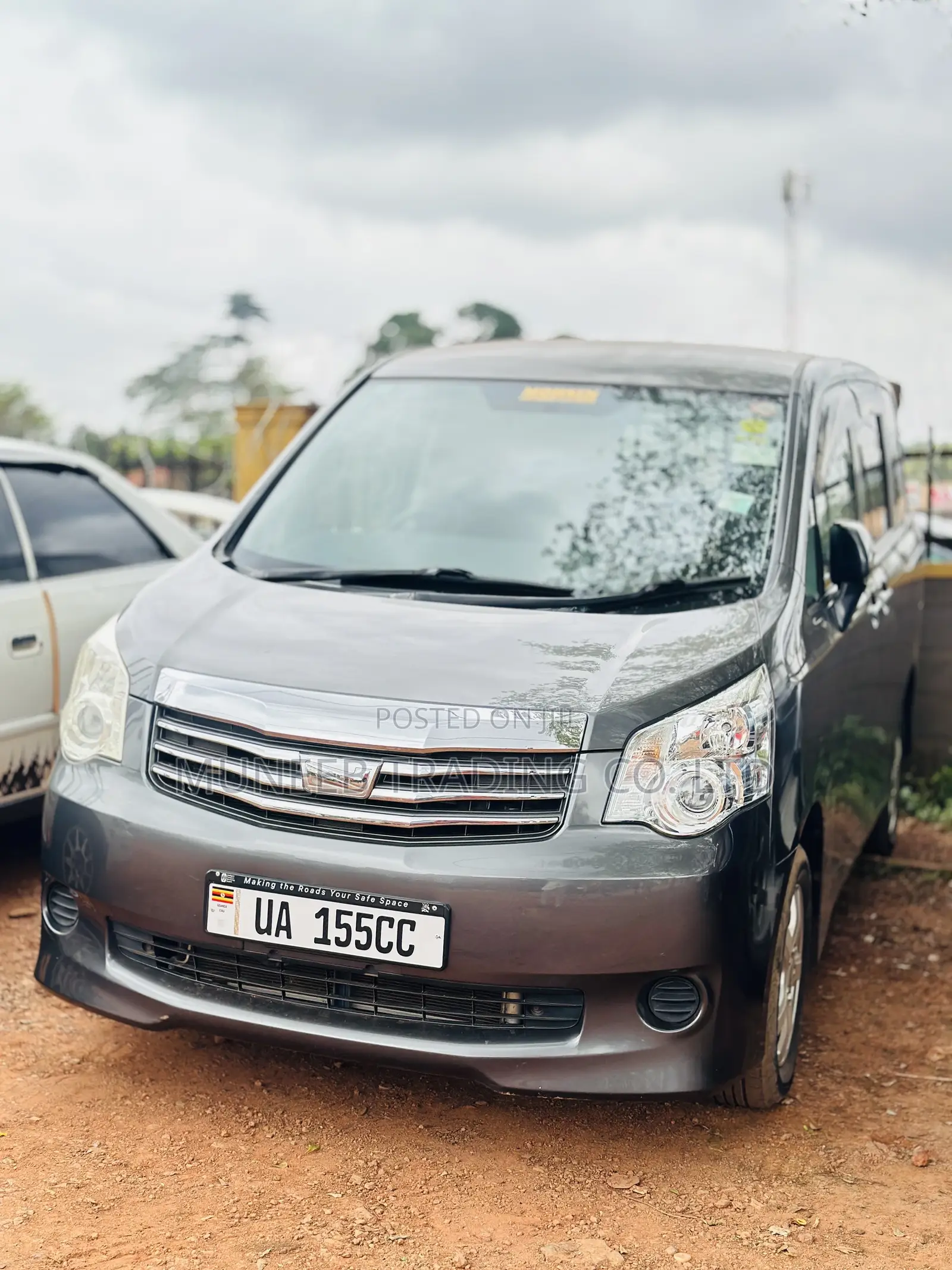 Toyota Noah 2.0 143hp AWD (7 Seater) 2011 Gray
