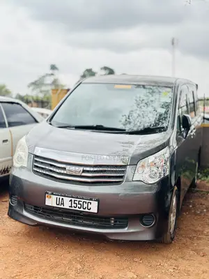 Toyota Noah 2.0 143hp AWD (7 Seater) 2011 Gray