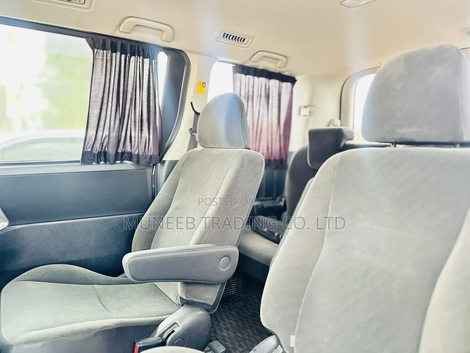 Toyota Noah 2.0 143hp AWD (7 Seater) 2011 Gray