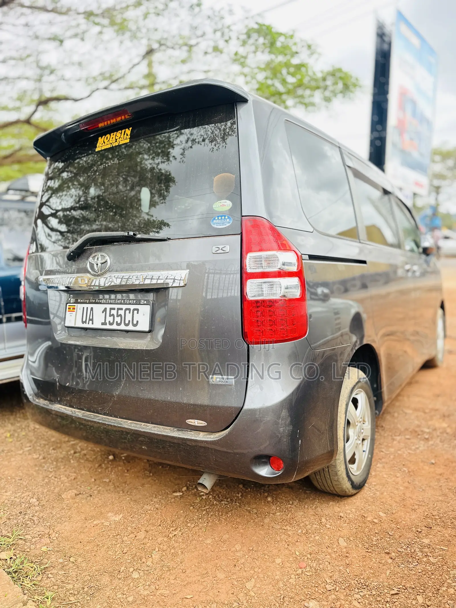 Toyota Noah 2.0 143hp AWD (7 Seater) 2011 Gray
