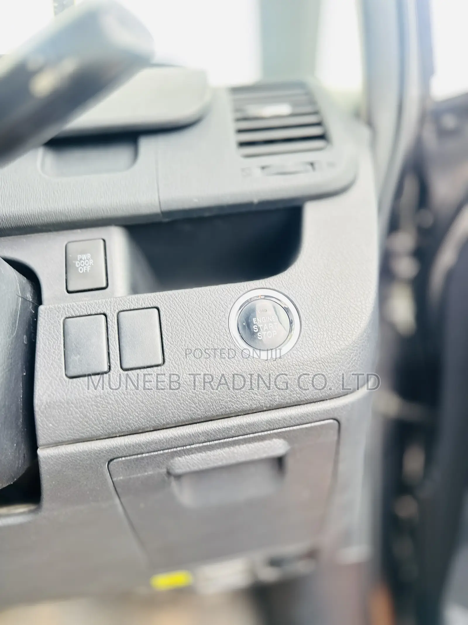 Toyota Noah 2.0 143hp AWD (7 Seater) 2011 Gray