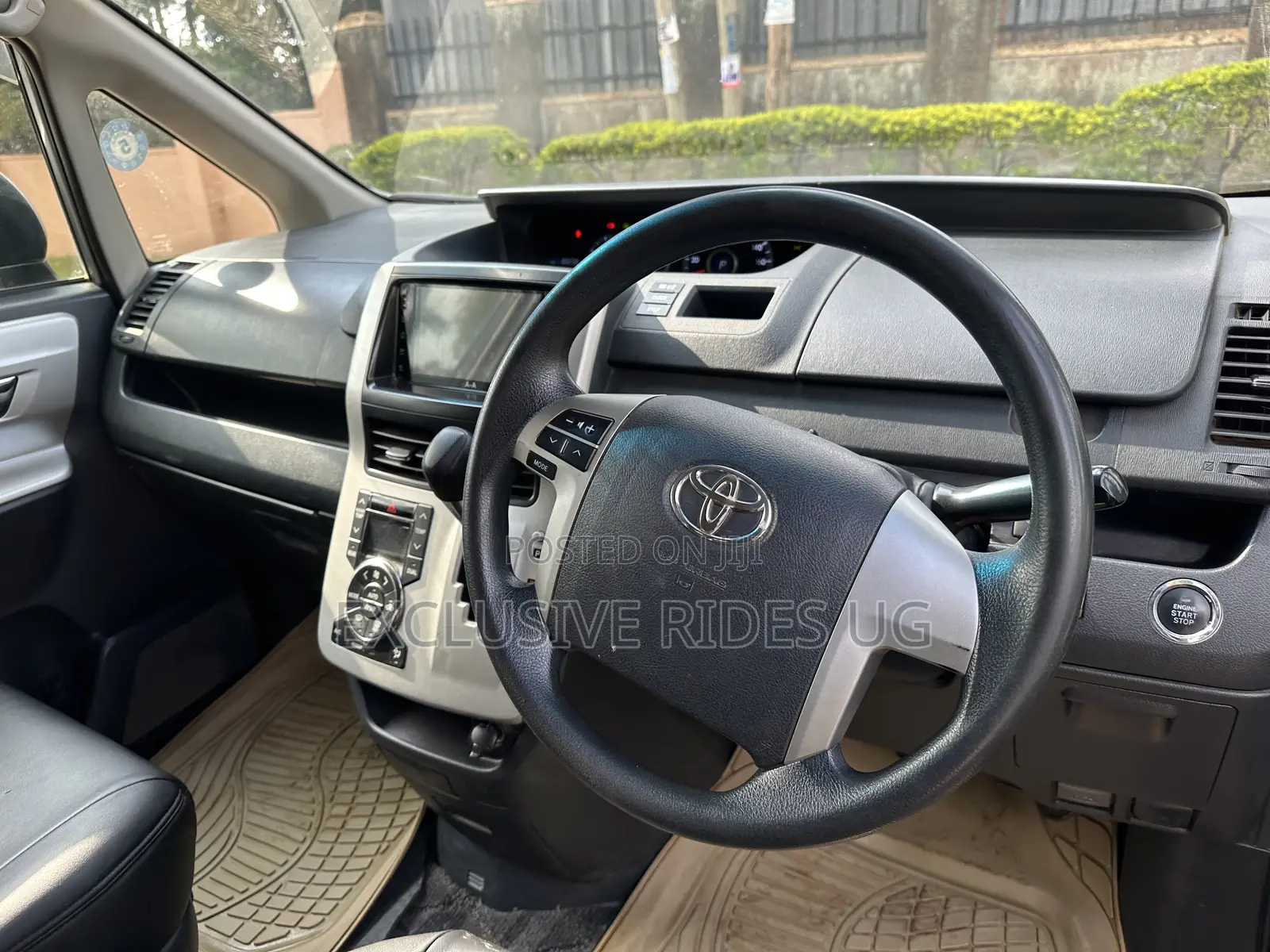 Toyota Noah 2011 White