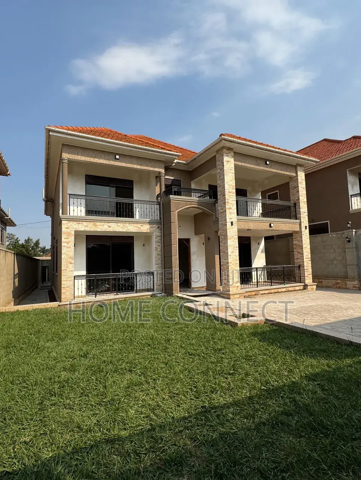 5bdrm Duplex in Buwate, Central Division for sale