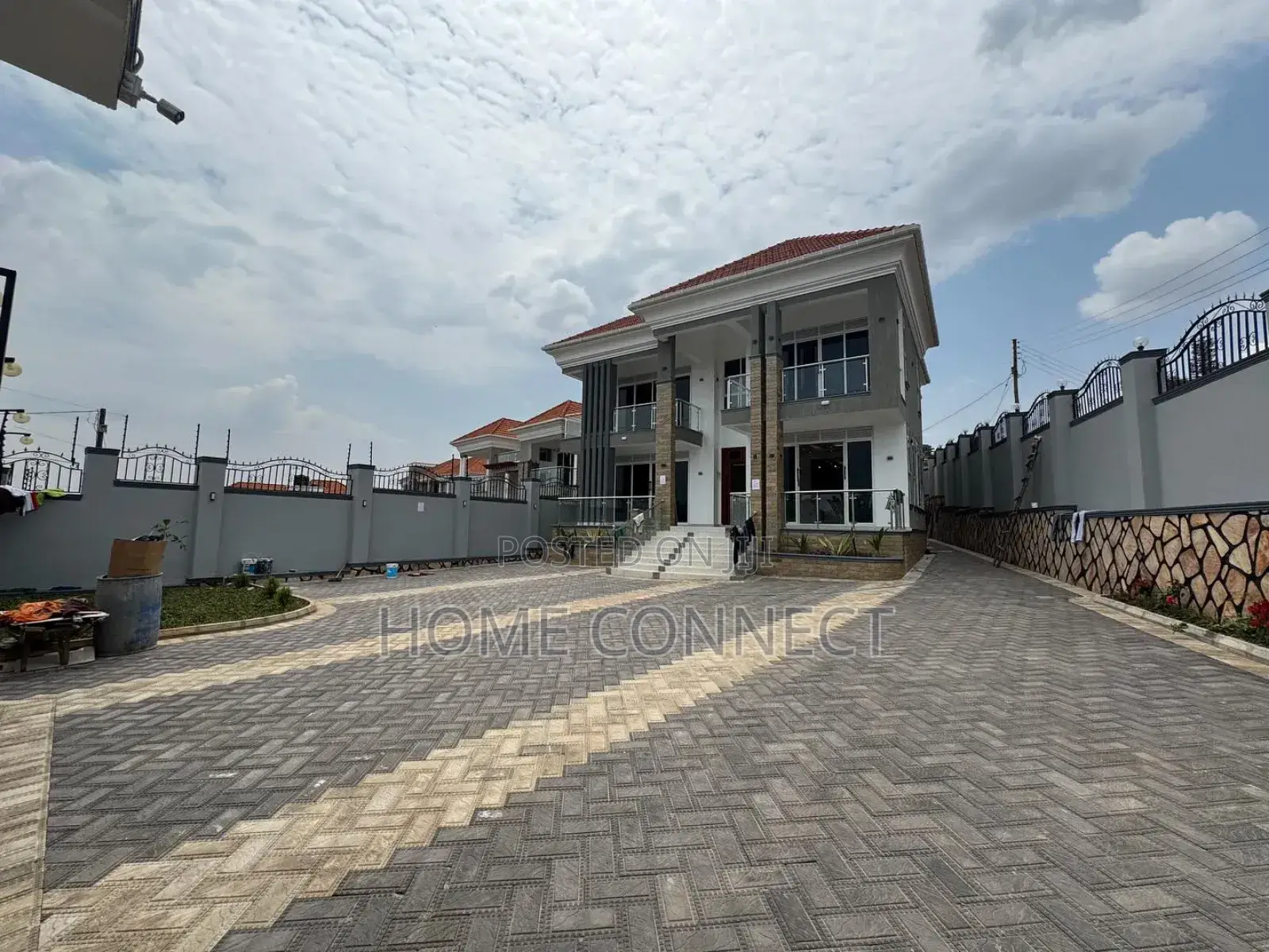 5bdrm Duplex in Kyanja, Central Division for sale