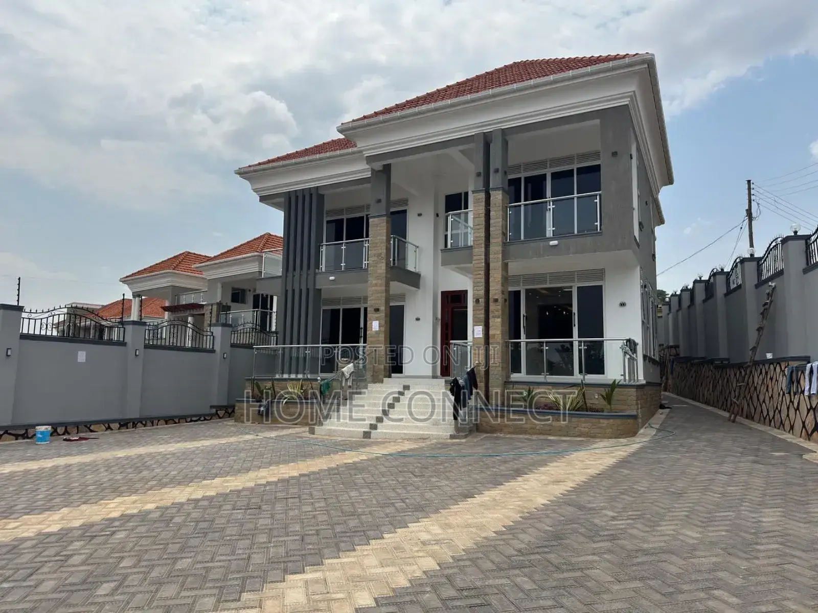 5bdrm Duplex in Kyanja, Central Division for sale