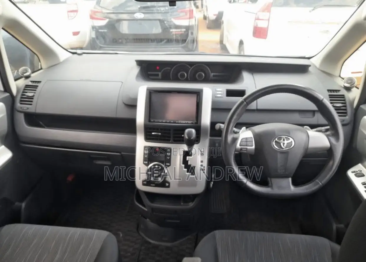Toyota Noah 2.0 AWD (7 Seater) 2017 White