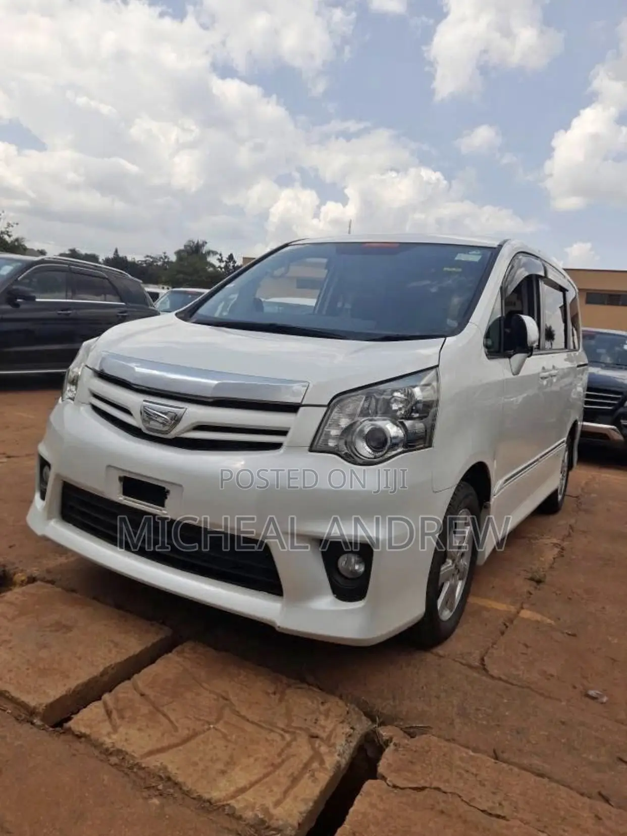 Toyota Noah 2.0 AWD (7 Seater) 2017 White
