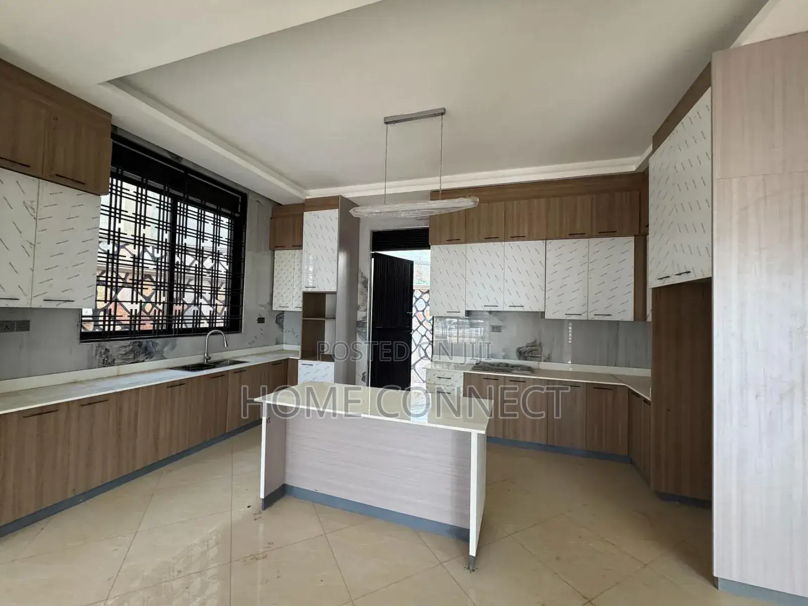 5bdrm Duplex in Buwate, Central Division for sale