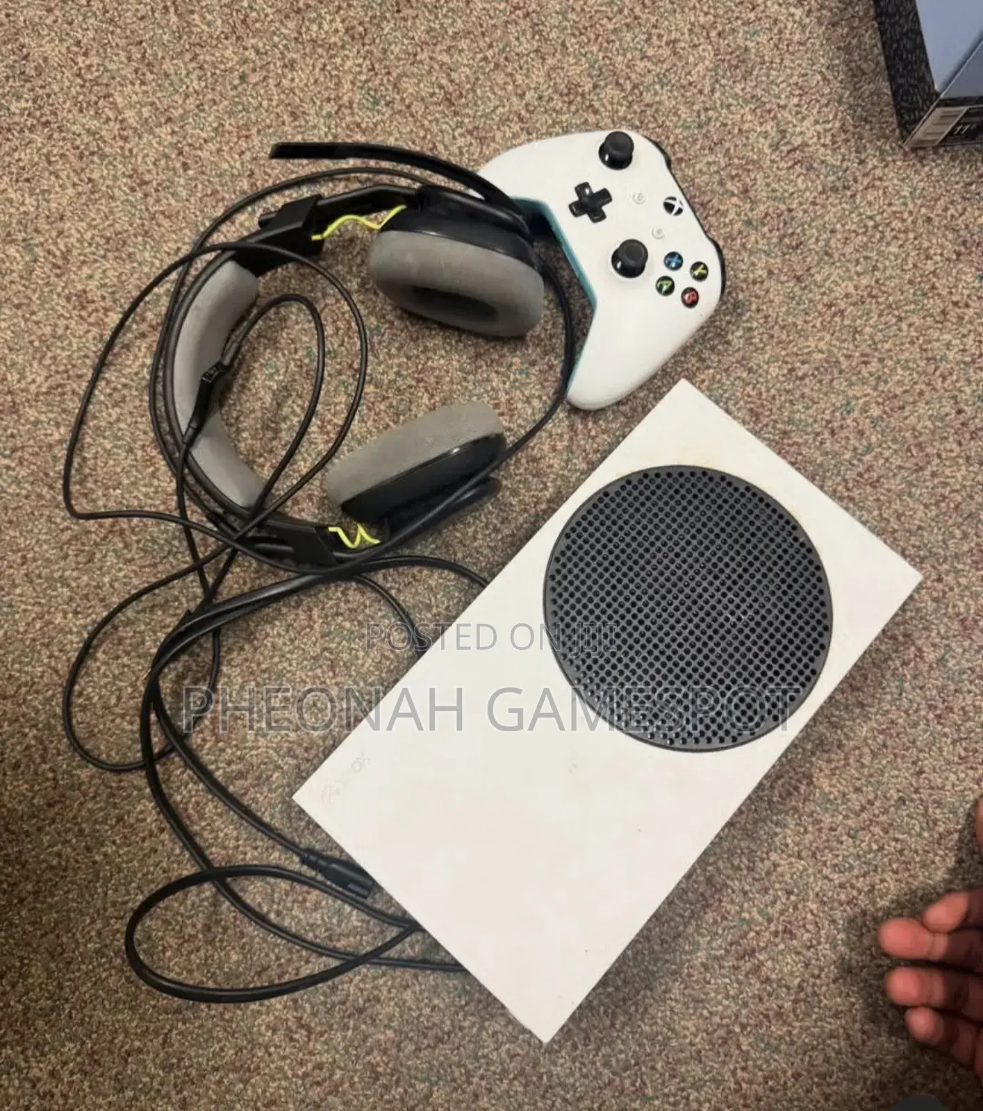 Used Xbox Series S. Comes With 2 Games and 1 Controller