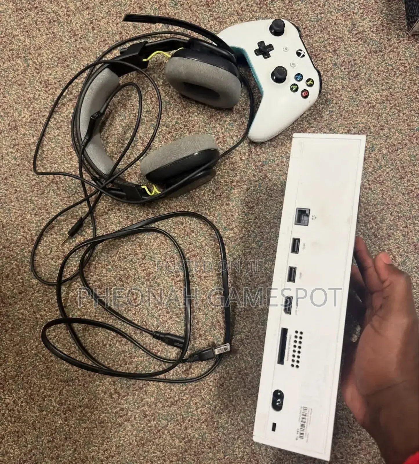 Used Xbox Series S. Comes With 2 Games and 1 Controller