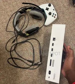 Used Xbox Series S. Comes With 2 Games and 1 Controller