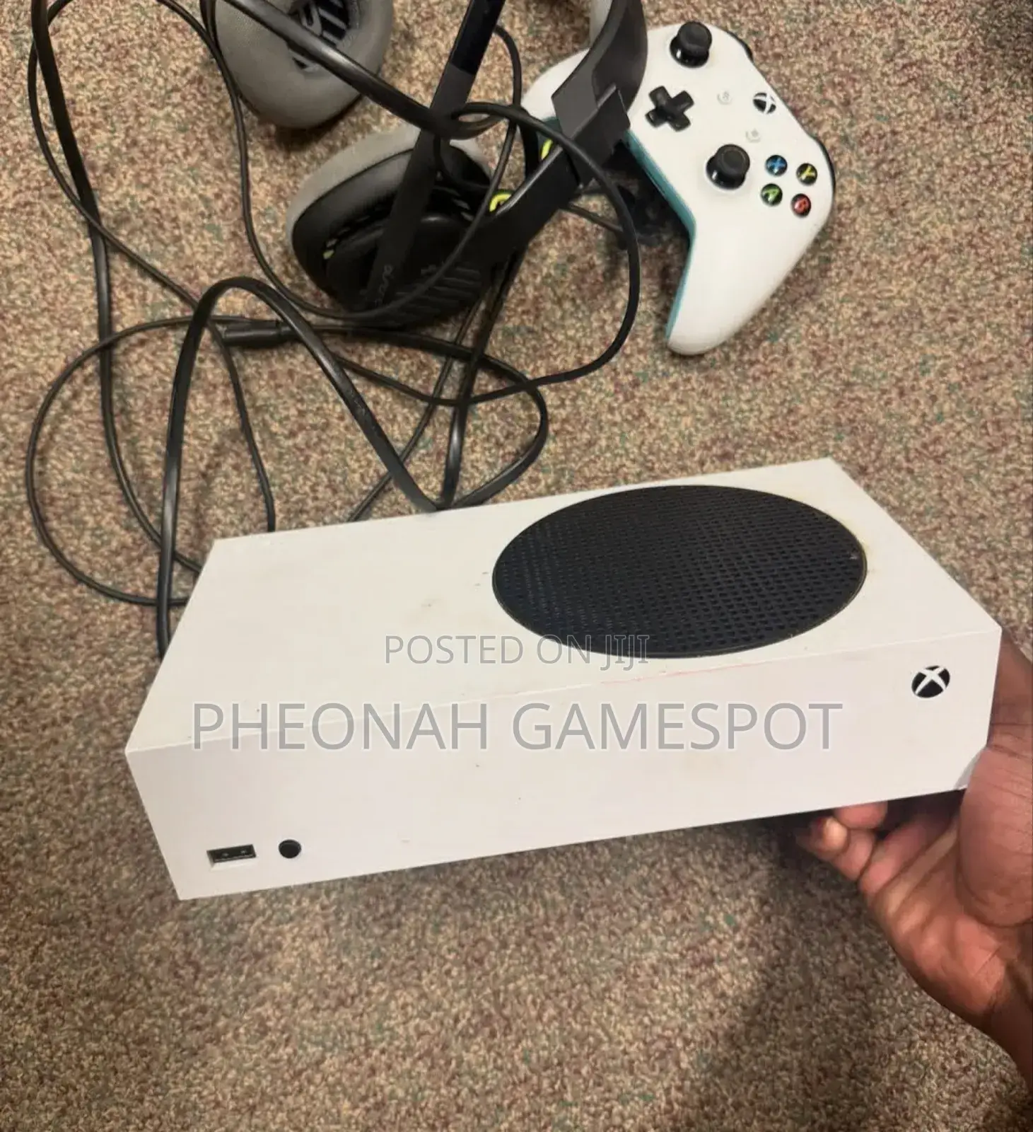 Used Xbox Series S. Comes With 2 Games and 1 Controller