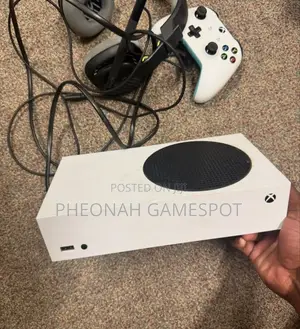 Used Xbox Series S. Comes With 2 Games and 1 Controller