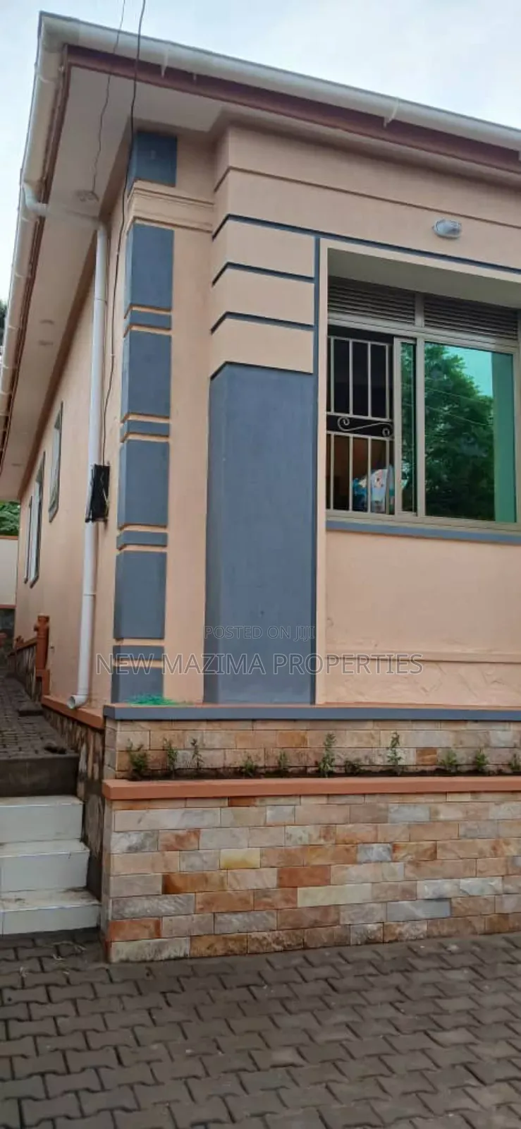 3bdrm Bungalow in Kitende Ntebe Rd, Central Division for sale