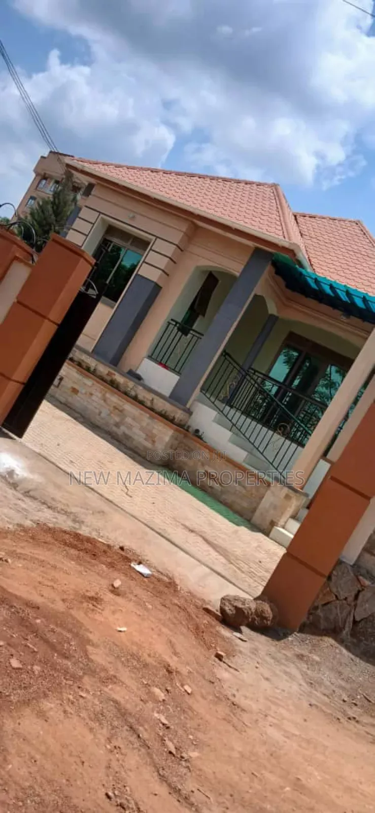 3bdrm Bungalow in Kitende Ntebe Rd, Central Division for sale