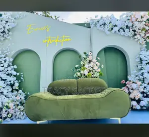 Lydia’S Green Introduction Decoration