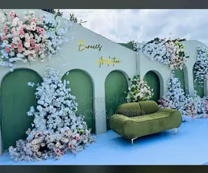 Lydia’S Green Introduction Decoration