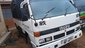 Isuzu Elf Truck 2000 White