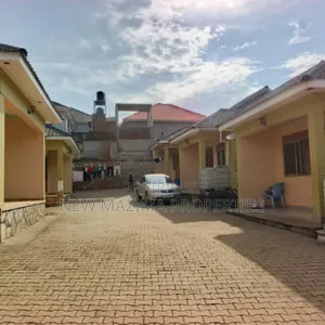 20bdrm House in Nansana Town, Central Division for sale