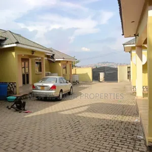20bdrm House in Nansana Town, Central Division for sale