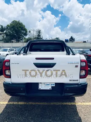 New Toyota Hilux 2022 White