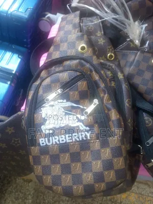 Burberry Original Closs Bag. (Brown)