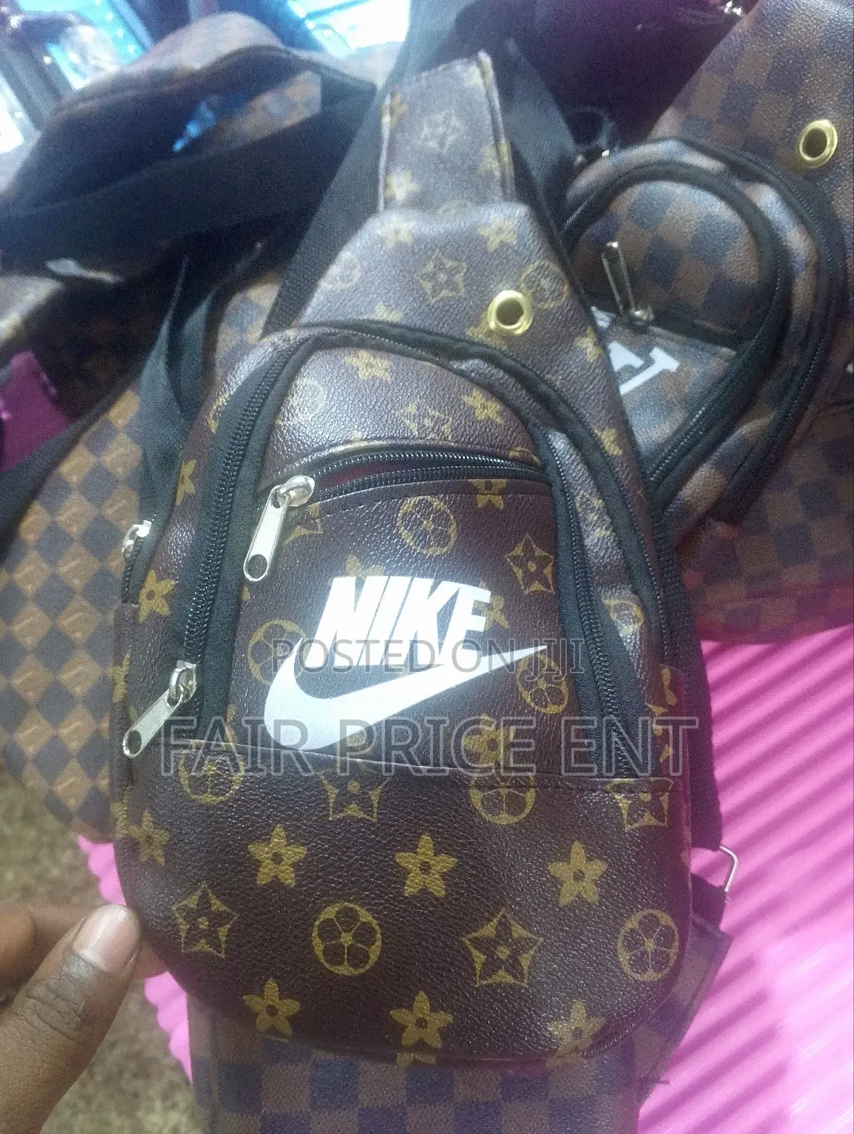 Burberry Original Closs Bag. (Brown)