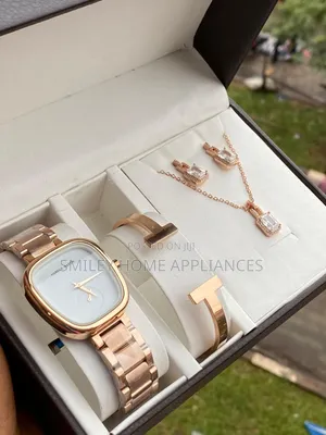 Hannah Martin Square Shaped Wrist Analog Time Piece With Bracelet