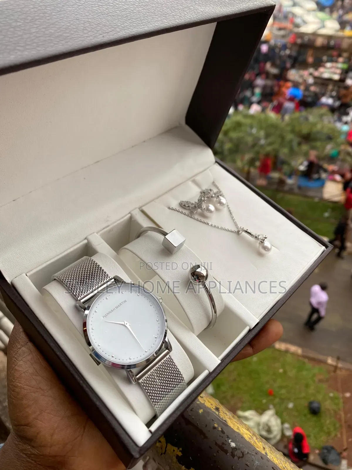 Circle Shaped Silver Hannah Martin Women's Wrist Stylish Time Piece