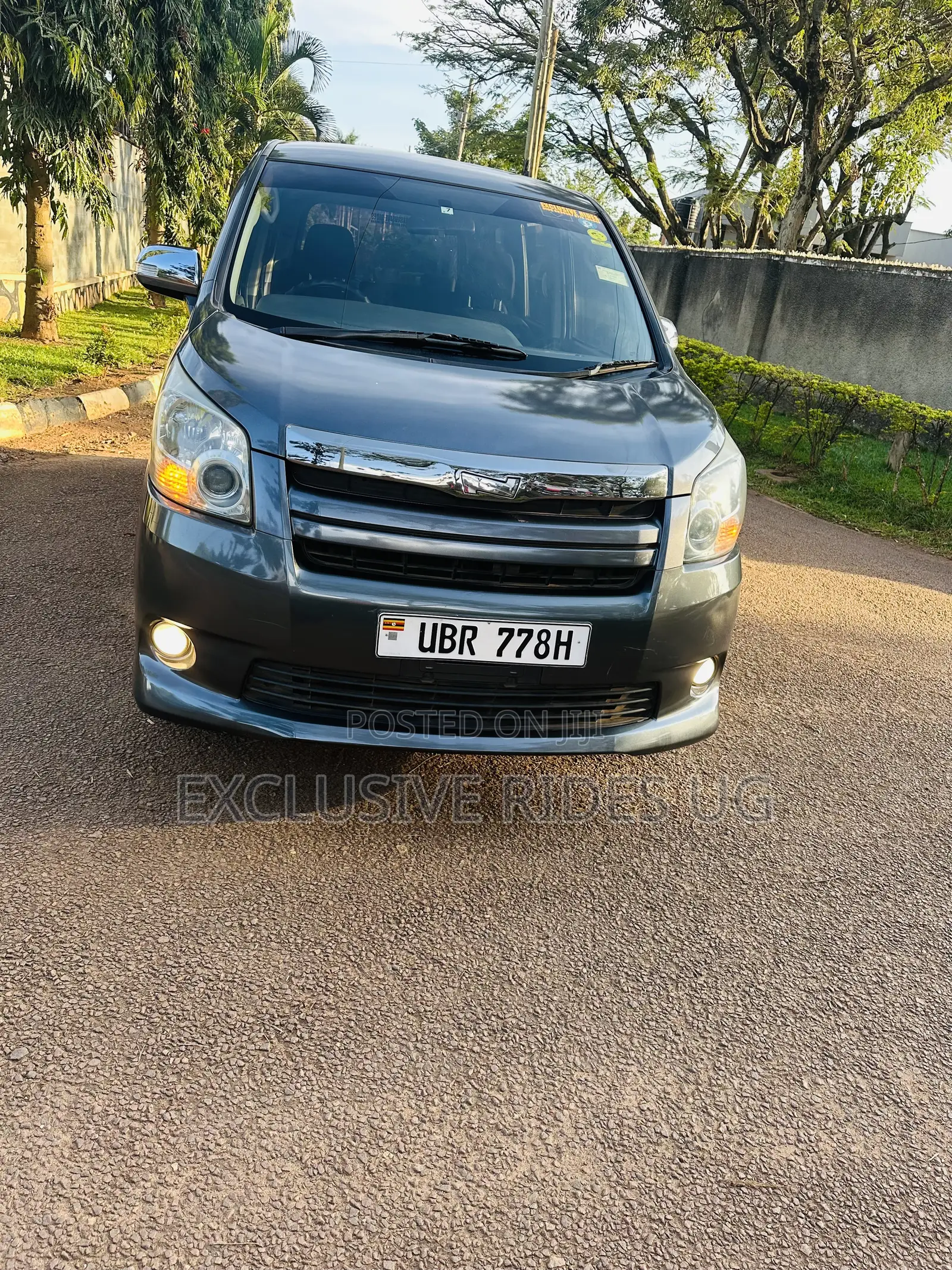 Toyota Noah 2.0 143hp AWD (7 Seater) 2009 Gray