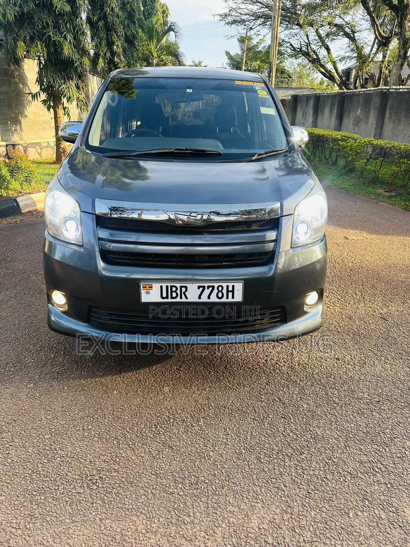 Toyota Noah 2.0 143hp AWD (7 Seater) 2009 Gray