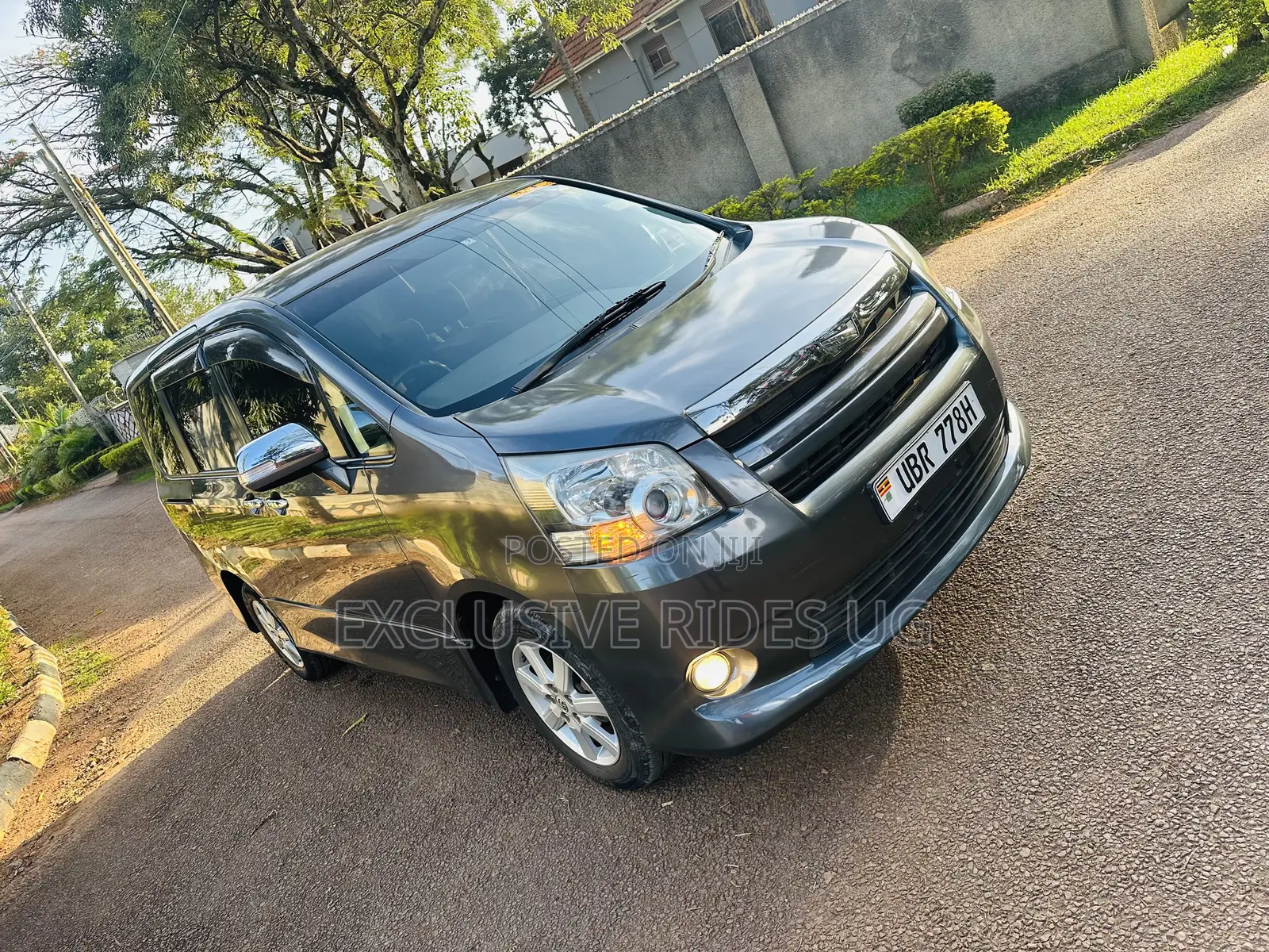 Toyota Noah 2.0 143hp AWD (7 Seater) 2009 Gray