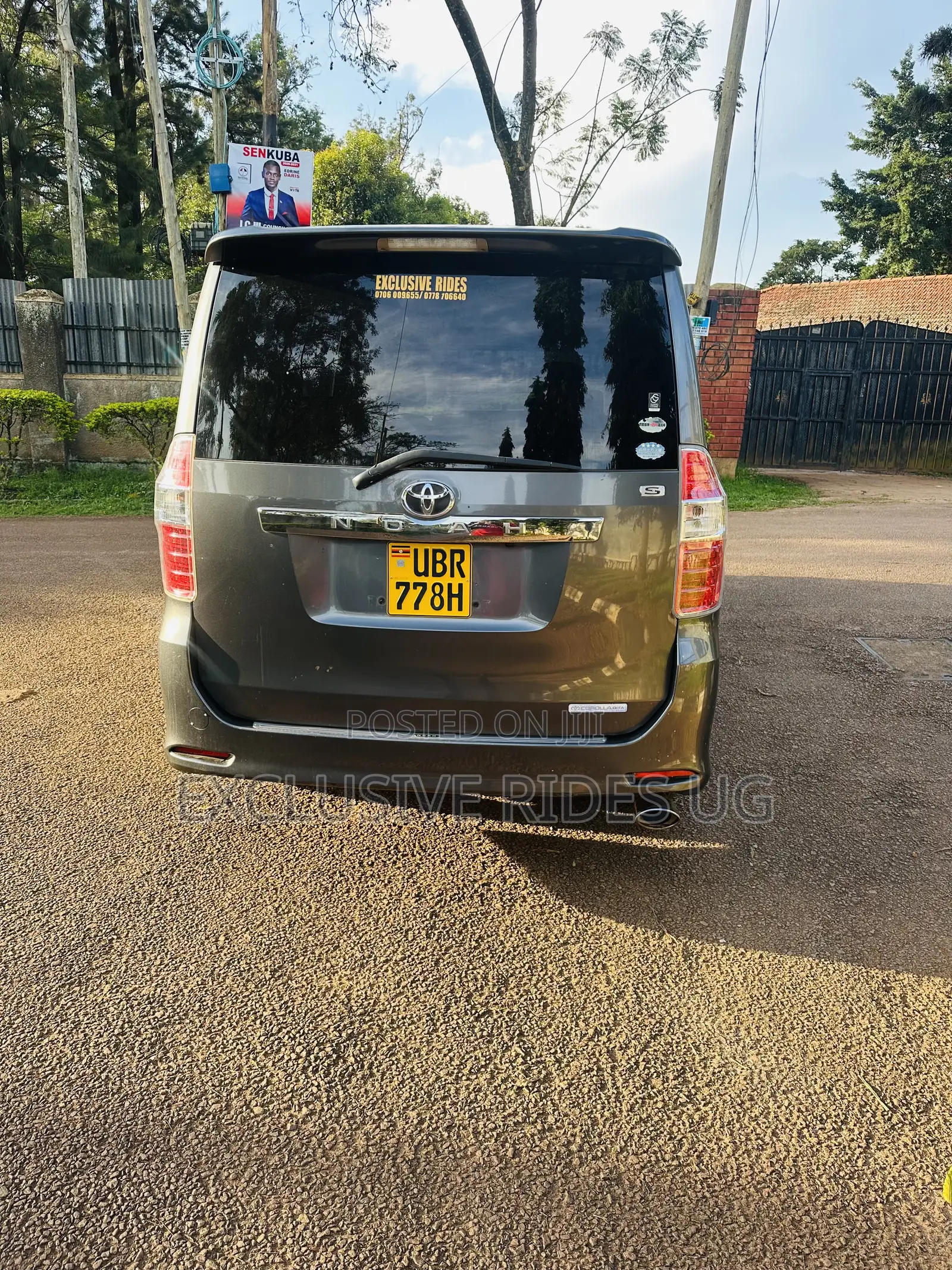 Toyota Noah 2.0 143hp AWD (7 Seater) 2009 Gray